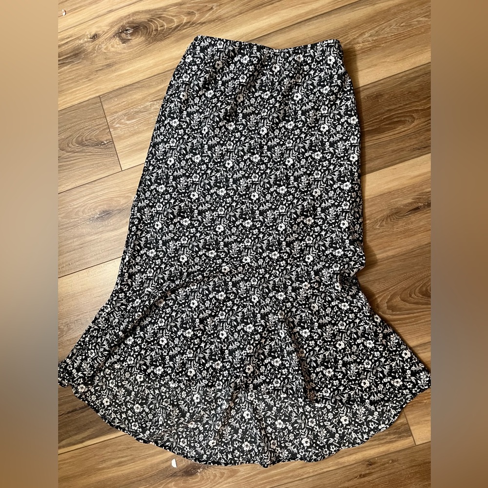 Black and white floral midi skirt  | Abercrombie and Fitch